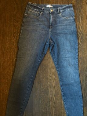 Good American Medium Wash Skinny Jeans in Blue
